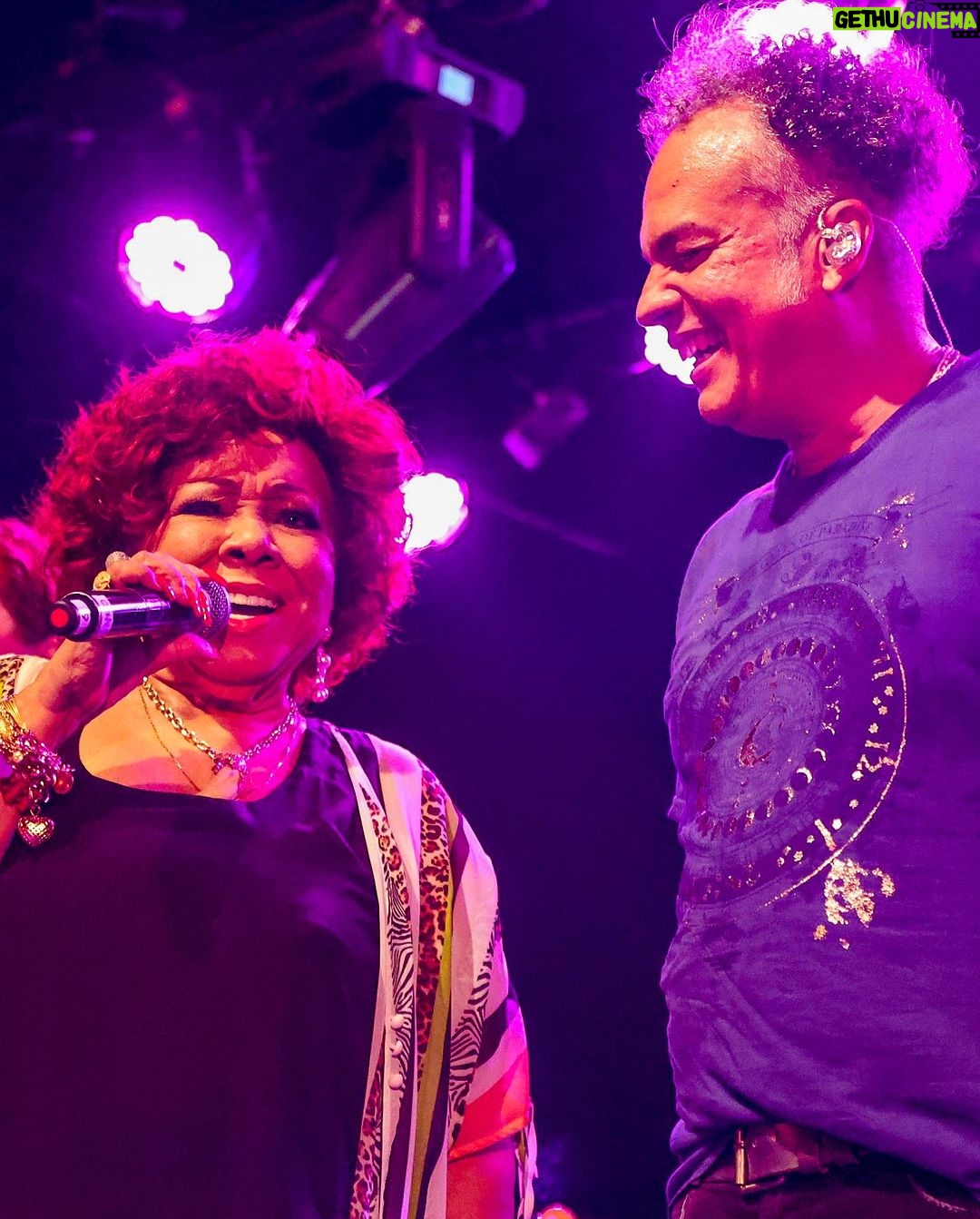 Alcione Instagram - Ontem fui prestigiar meu amigo @zericardooficial no show “Segue o Baile” e ainda encontrei meu filho @ferrugem e @bkttlapa, que adorei conhecer! Noite maravilhosa! (Alcione)