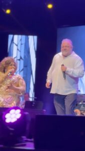 Alcione Instagram - Começando a semana com a mesma alegria que tive ao ver @leojaimeoficial na plateia do @qualistage e ainda “dizendo no pé” com @chocolatemarcelo! Sou fã!!!! (Alcione)