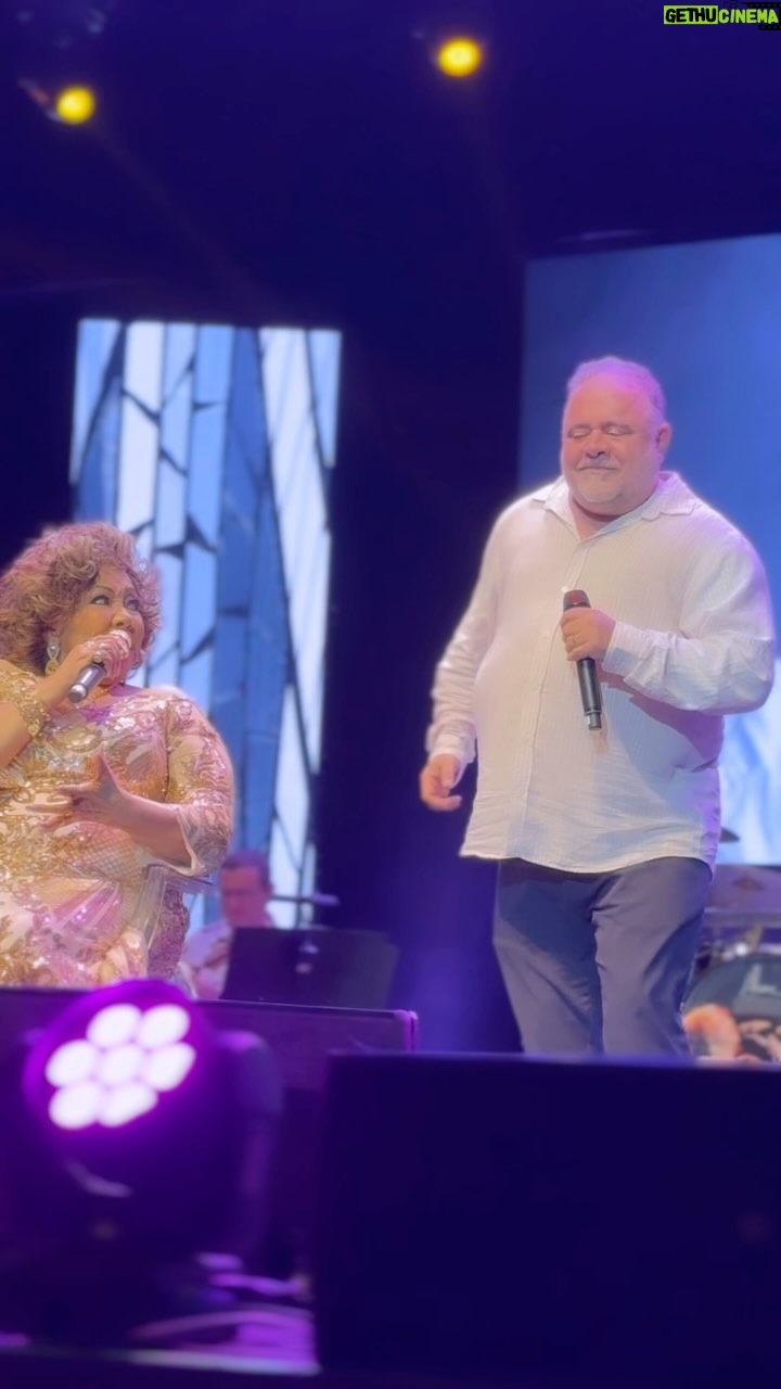 Alcione - 76.1K Likes - Começando a semana com a mesma alegria que tive ao ver @leojaimeoficial na plateia do @qualistage e ainda “dizendo no pé” com @chocolatemarcelo! Sou fã!!!! (Alcione)