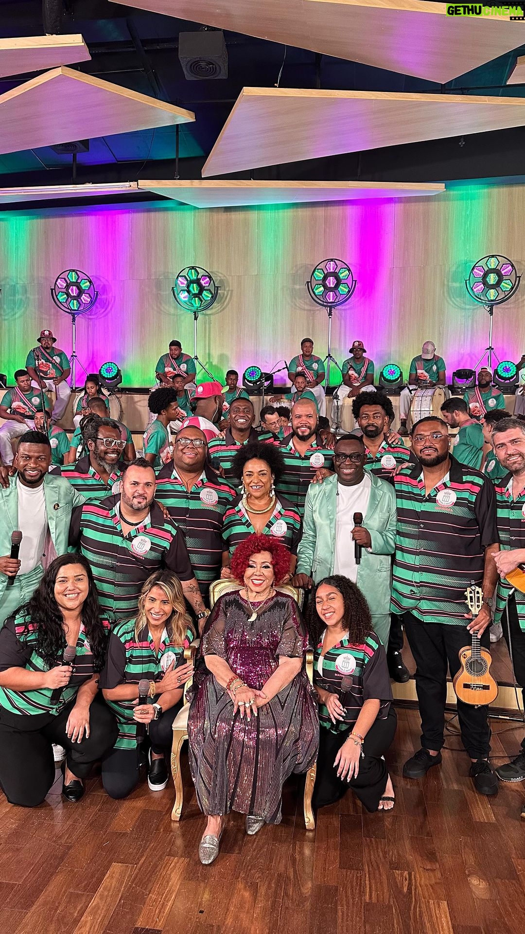 Alcione - 34.9K Likes - CLIPE OFICIAL 🗣️ Alô, nação! Nosso clipe está disponível no canal do YouTube do Rio Carnaval. É emocionante ter a participação da nossa querida Alcione, a Negra Voz do Amanhã. Parabéns ao nosso time de cantores, diretores musicais e mestres de bateria!
Emocionante e especial. Corre lá e confere!
Quem aí assistiu e se emocionou? 🙋🏾♀️🙋🏾♂️
#mangueira
