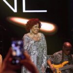 Alcione Instagram - Lindos registros do show de ontem em Porto Alegre, sob as lentes de @joelma_linhares, que desde o início das redes sociais (orkut, facebook, instagram), tem papel fundamental na divulgação da artista e na reunião de fãs da Marrom! Obrigada, Joelma! (Equipe) 26/11 Vivo Na Praia (Icaraí) | Niterói/RJ