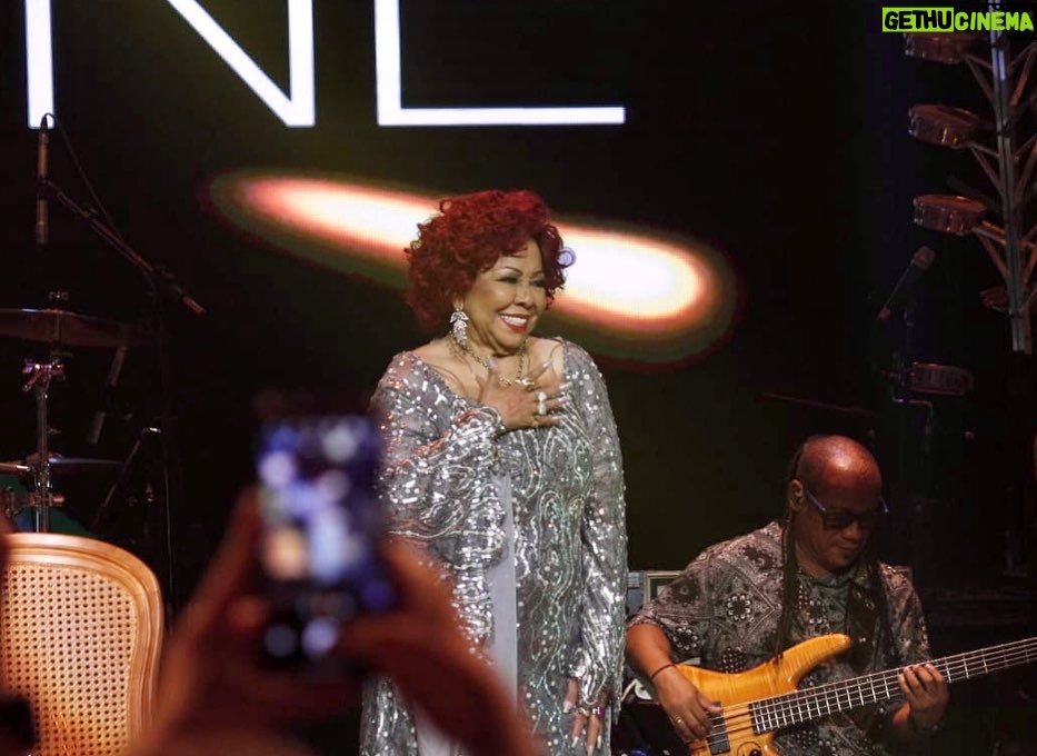 Alcione Instagram - Lindos registros do show de ontem em Porto Alegre, sob as lentes de @joelma_linhares, que desde o início das redes sociais (orkut, facebook, instagram), tem papel fundamental na divulgação da artista e na reunião de fãs da Marrom! Obrigada, Joelma! (Equipe) 26/11 Vivo Na Praia (Icaraí) | Niterói/RJ