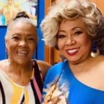 Alcione Instagram - Eu repudio totalmente essa falta de respeito com @vilmanascimentooficial, a maior Porta Bandeira de todos os tempos, pela amizade que temos e por toda a sua história. O nome disso é RACISMO. BASTA. (Alcione) (No dia seguinte ao da Consciência Negra, Dona Vilma Nascimento, de 85 anos, foi obrigada a abrir a bolsa e mostrar seus pertences na loja Dufry do Aeroporto de Brasília, sob a acusação de roubo)