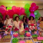 Alcione Instagram - Viva a Marrom! Viva Alcione! Ontem, aniversário da nossa cantora! (Equipe) Decoração, bolo e doces @deiasideias Balões @chbaloes Fotos @estudiorenatapaz