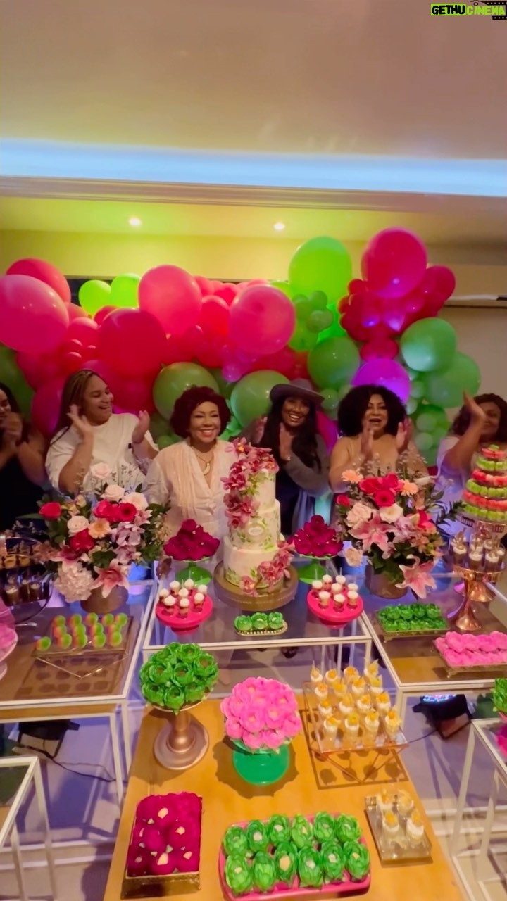 Alcione - 29.9K Likes - Viva a Marrom! Viva Alcione!
Ontem, aniversário da nossa cantora! (Equipe)
Decoração, bolo e doces @deiasideias
Balões @chbaloes
Fotos @estudiorenatapaz