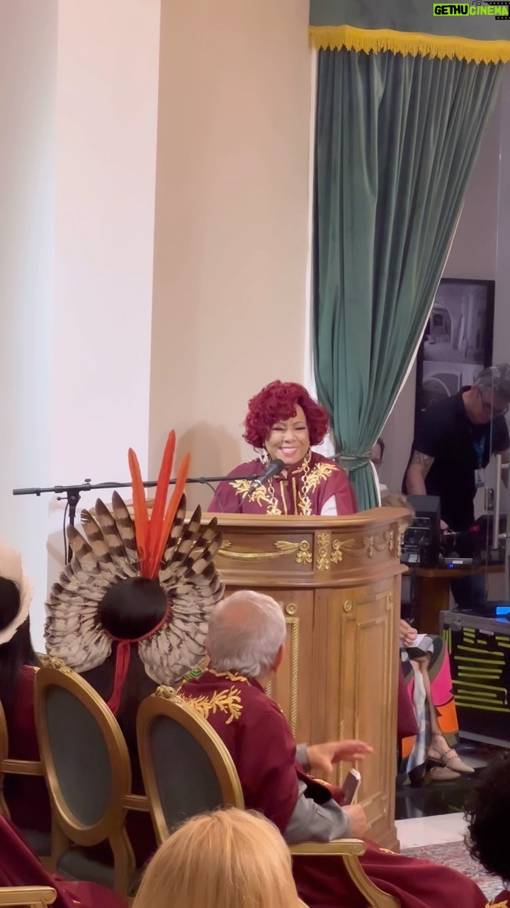 Alcione - 39.8K Likes - Tomei posse na Academia Brasileira de Cultura e meu discurso foi em forma de canto. Canto que louva e celebra minha ancestralidade. Através dessa toada de bumba-meu-boi, reverencio meu povo preto, meu povo índio, meu povo branco, meu povo MARANHENSE, meu povo BRASILEIRO! (Alcione)