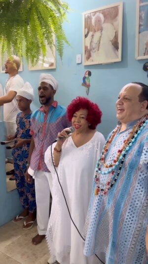 Alcione Instagram - Ontem também tive a felicidade de marcar presença no dia devotado à Oxóssi no Terreiro de Pai Celinho @ileaseobaluwaiyejagun, em Duque de Caxias! Antes do Candomblé, um almoço de confraternização em homenagem ao Rei de Ketu! (Alcione)