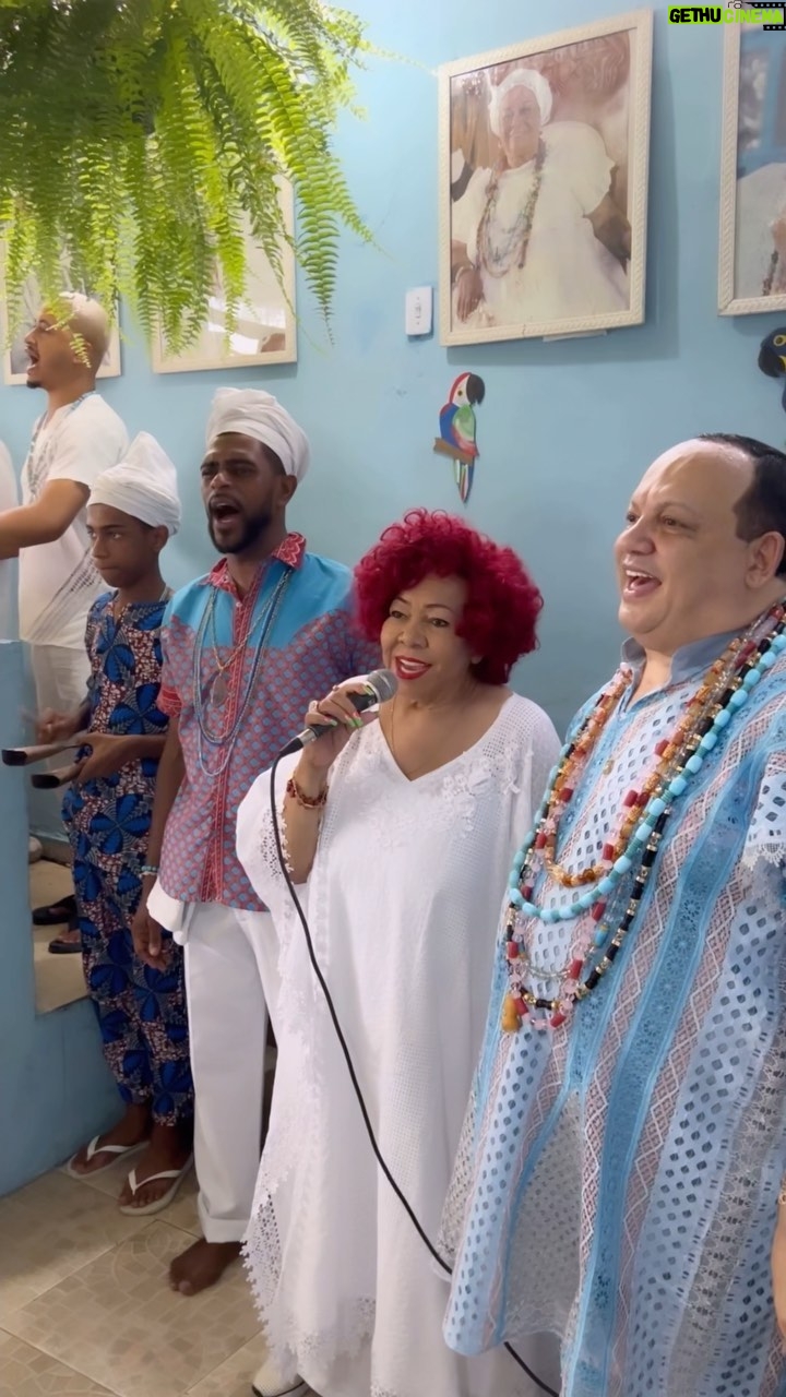 Alcione - 80.4K Likes - Ontem também tive a felicidade de marcar presença no dia devotado à Oxóssi no Terreiro de Pai Celinho @ileaseobaluwaiyejagun, em Duque de Caxias! Antes do Candomblé, um almoço de confraternização em homenagem ao Rei de Ketu! (Alcione)