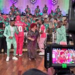 Alcione Instagram – #tbt recente da gravação do nosso samba pra matar um pouquinho da curiosidade de vocês. Que felicidade cantar e homenagear @alcioneamarrom. 

Quem aí tá ansioso pra ouvir a versão oficial do samba? 

#mangueira Estação Primeira de Mangueira