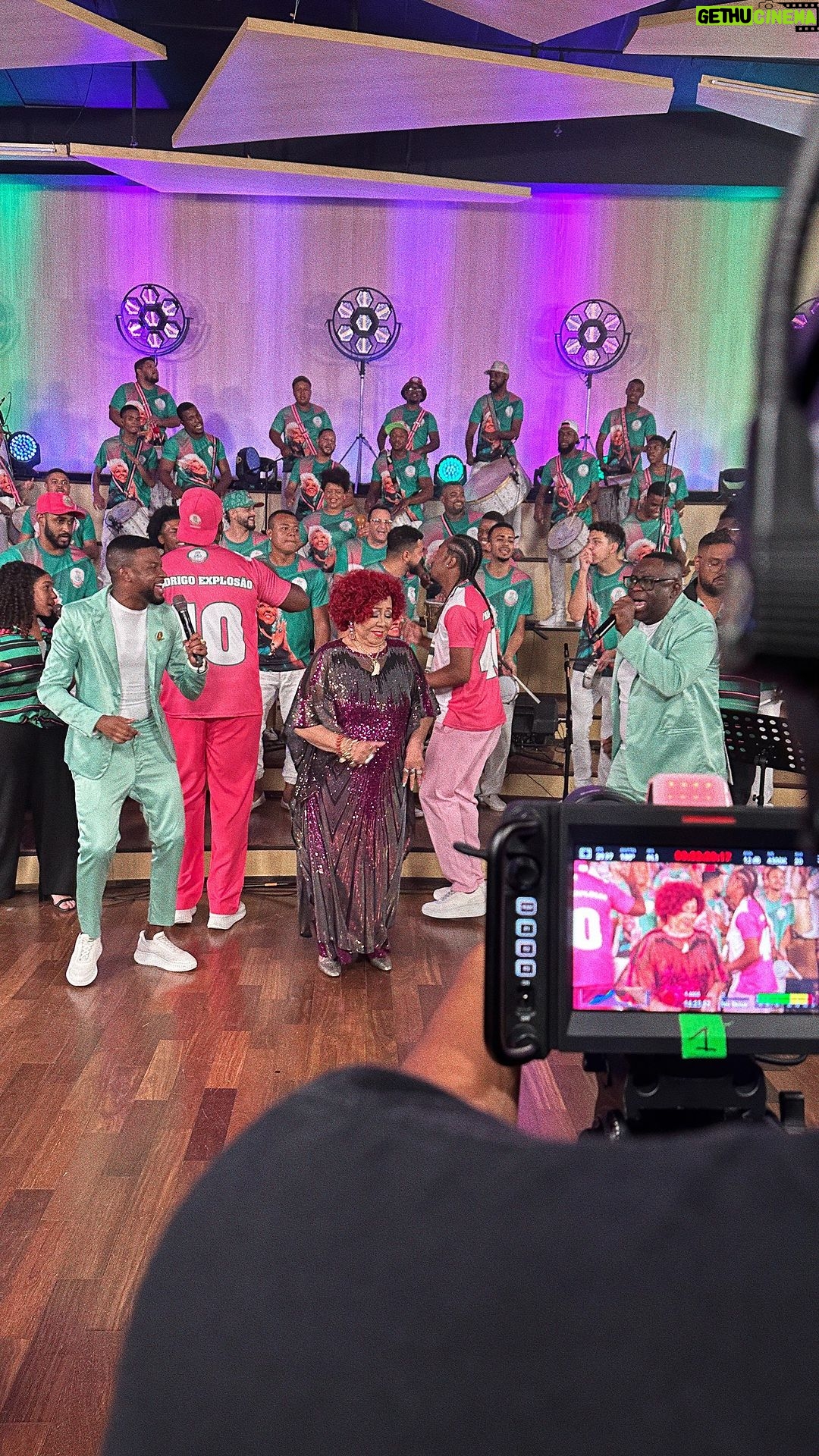 Alcione - 37K Likes - #tbt recente da gravação do nosso samba pra matar um pouquinho da curiosidade de vocês. Que felicidade cantar e homenagear @alcioneamarrom.
Quem aí tá ansioso pra ouvir a versão oficial do samba?
#mangueira