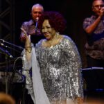 Alcione Instagram - Lindos registros do show de ontem em Porto Alegre, sob as lentes de @joelma_linhares, que desde o início das redes sociais (orkut, facebook, instagram), tem papel fundamental na divulgação da artista e na reunião de fãs da Marrom! Obrigada, Joelma! (Equipe) 26/11 Vivo Na Praia (Icaraí) | Niterói/RJ