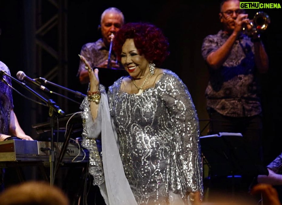 Alcione Instagram - Lindos registros do show de ontem em Porto Alegre, sob as lentes de @joelma_linhares, que desde o início das redes sociais (orkut, facebook, instagram), tem papel fundamental na divulgação da artista e na reunião de fãs da Marrom! Obrigada, Joelma! (Equipe) 26/11 Vivo Na Praia (Icaraí) | Niterói/RJ