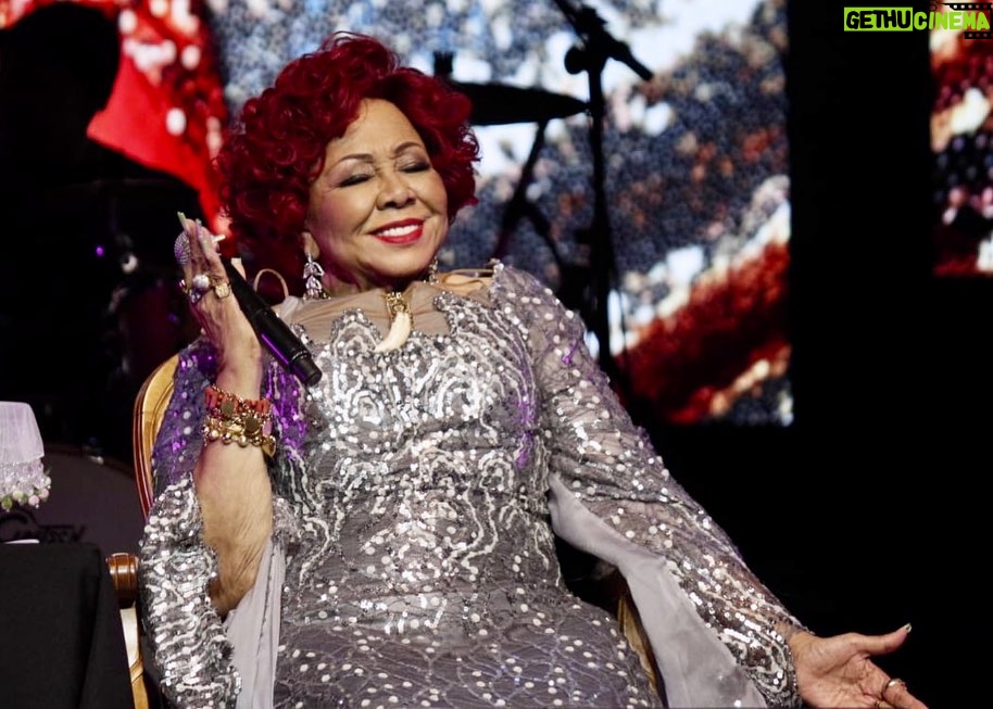 Alcione Instagram - Lindos registros do show de ontem em Porto Alegre, sob as lentes de @joelma_linhares, que desde o início das redes sociais (orkut, facebook, instagram), tem papel fundamental na divulgação da artista e na reunião de fãs da Marrom! Obrigada, Joelma! (Equipe) 26/11 Vivo Na Praia (Icaraí) | Niterói/RJ