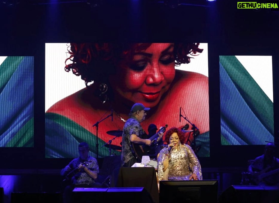 Alcione Instagram - Lindos registros do show de ontem em Porto Alegre, sob as lentes de @joelma_linhares, que desde o início das redes sociais (orkut, facebook, instagram), tem papel fundamental na divulgação da artista e na reunião de fãs da Marrom! Obrigada, Joelma! (Equipe) 26/11 Vivo Na Praia (Icaraí) | Niterói/RJ
