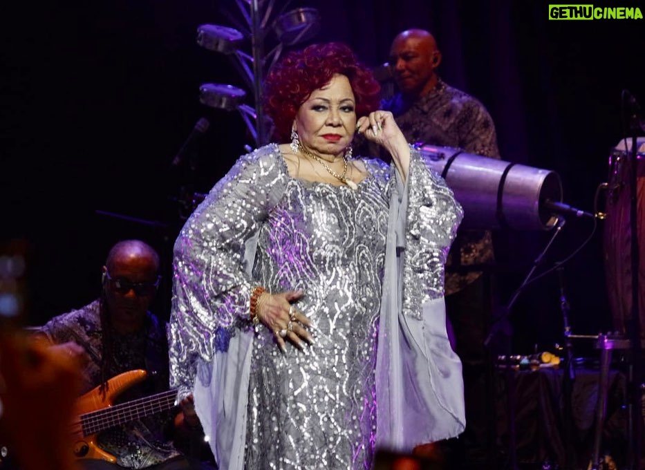 Alcione Instagram - Lindos registros do show de ontem em Porto Alegre, sob as lentes de @joelma_linhares, que desde o início das redes sociais (orkut, facebook, instagram), tem papel fundamental na divulgação da artista e na reunião de fãs da Marrom! Obrigada, Joelma! (Equipe) 26/11 Vivo Na Praia (Icaraí) | Niterói/RJ