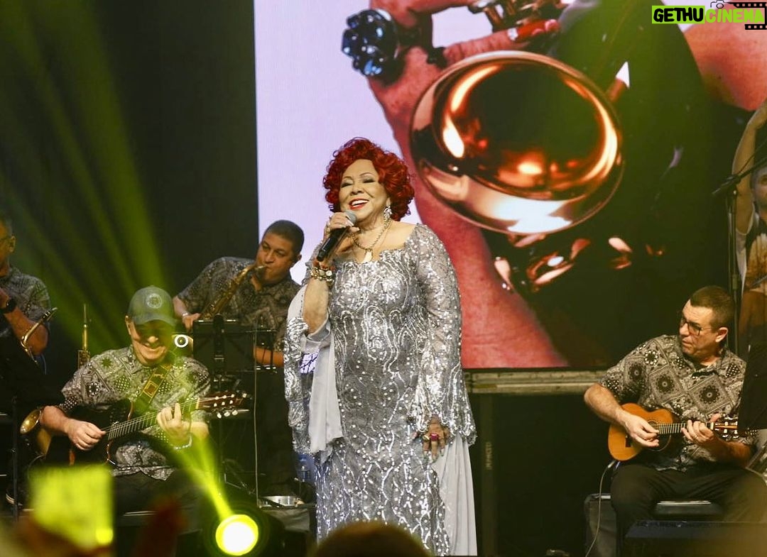 Alcione Instagram - Lindos registros do show de ontem em Porto Alegre, sob as lentes de @joelma_linhares, que desde o início das redes sociais (orkut, facebook, instagram), tem papel fundamental na divulgação da artista e na reunião de fãs da Marrom! Obrigada, Joelma! (Equipe) 26/11 Vivo Na Praia (Icaraí) | Niterói/RJ