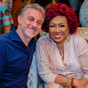 Alcione Instagram - Alguns dos amigos que marcaram presença no jantar de aniversário da nossa Marrom! (Equipe)

@olazaroramos 
@taisdeverdade 
@lucianohuck 
@tnalia 
@majucoutinhoreal 
@aaureamartins 
@robertomenescaloficial 
@altayveloso 
@fabianakarlareal 
@adrianabombom 
@lorozaoficial 
@judicefabio 
@miltoncunhaoficial
