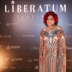 Alcione Instagram - A Marrom é a grande homenageada do Festival Liberatum Brasil, recebendo das mãos de Seu Jorge, o Liberatum Cultural Honour Award! A organização global de diplomacia cultural está realizando o Festival Liberatum na capital baiana, reunindo figuras culturais internacionais, visionários e ativistas, com foco na Cultura Negra. A missão do Liberatum é apresentar ao público mundial programas artísticos notáveis, com a presença de ícones culturais de renome mundial, para promover a mudança social, a liberdade de expressão e aumentar a consciência sobre questões importantes que afetam a humanidade. A Rainha Elizabeth, Nicole Kidman, Will Smith, Presidente Barack Obama, Cher, Pelé, Francis Ford Coppola, Pharrell Williams, Prêmio Nobel Tawakkol Karman, Prêmio Nobel Sir VS Naipaul, foram alguns dos já agraciados com a condecoração. (Equipe) Salvador, Bahia