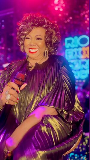 Alcione Instagram - Dizem que o ano só começa depois do Carnaval… Das gratas surpresas que temos ao longo da vida, poder contar com a amizade e a parceria de Barizon é uma delas! 

Agradeço, em nome de toda a minha família e equipe, o Carnaval maravilhoso que tivemos no @rioexxperience, que já é meu lugar na Marquês de Sapucaí! (Alcione)