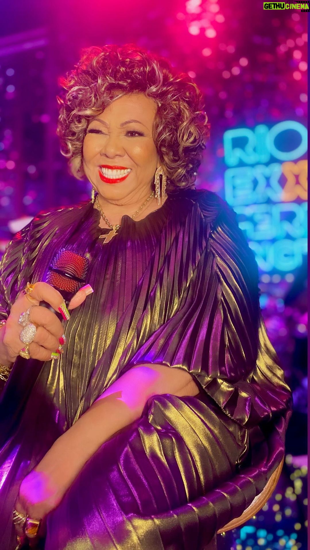 Alcione - 37K Likes - Dizem que o ano só começa depois do Carnaval… Das gratas surpresas que temos ao longo da vida, poder contar com a amizade e a parceria de Barizon é uma delas!
Agradeço, em nome de toda a minha família e equipe, o Carnaval maravilhoso que tivemos no @rioexxperience, que já é meu lugar na Marquês de Sapucaí! (Alcione)