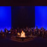 Alcione Instagram – Já está disponível, em todos os aplicativos de música, o álbum comemorativo aos 50 anos de carreira da Marrom, gravado no Theatro Municipal do Rio! (Equipe)

Brahma e Secretaria de Estado de Cultura e Economia Criativa do Rio de Janeiro, através da Lei de Incentivo à Cultura, apresentam: 

ALCIONE 50 ANOS 

O show, que também está na íntegra no YouTube da @biscoitofino por 72 horas, tem direção musical de Alexandre Menezes e geral de Solange Nazareth, traz um mosaico formatado por medleys com 65 músicas das mais diferentes fases da vitoriosa carreira de Alcione: “A Loba/Ou Ela, Ou Eu”, “Sufoco”, “Meu Ébano”, “Estranha Loucura”, “Você Me Vira a Cabeça”, “Além da Cama”, “Garoto Maroto”, “Faz Uma Loucura Por Mim”, “Nem Morta”, “Gostoso Veneno” e muitas outras! 

Além da Banda do Sol que a acompanha por décadas, integrantes da Orquestra Sinfônica  Maré do Amanhã, dançarinos da Academia Marcello Chocolate e Sheila Aquino e da Cia. Cenarte Dimensões; além, é claro, da Estação Primeira de Mangueira, fizeram parte da gravação. 

O espetáculo que deu origem ao novo DVD da cantora abriu ao som eletrizante do Ilé Àṣẹ Ọbalúwáiyé Jagun, casa do Pai Celinho de Omolu, e com a voz poderosa de Maria Bethânia que estava na plateia) recitando os versos da autobiográfica “Resumo” (música de Roberto Correa e Sylvio Son). 

“Alcione 50 Anos” não é apenas o álbum que celebra o cinquentenário de carreira dessa artista que é sinônimo de brasilidade. Conta uma história de sucesso construída com muito trabalho e norteada por um amor extremo ao ofício. -“Cantar é ofício e paixão. E só tenho a agradecer àqueles que me auxiliaram, conduziram-me até aqui. Agradeço, principalmente, aos fãs. Sem eles não existiriam artistas”, resume Alcione.