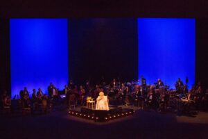 Alcione Instagram - Já está disponível, em todos os aplicativos de música, o álbum comemorativo aos 50 anos de carreira da Marrom, gravado no Theatro Municipal do Rio! (Equipe)

Brahma e Secretaria de Estado de Cultura e Economia Criativa do Rio de Janeiro, através da Lei de Incentivo à Cultura, apresentam: 

ALCIONE 50 ANOS 

O show, que também está na íntegra no YouTube da @biscoitofino por 72 horas, tem direção musical de Alexandre Menezes e geral de Solange Nazareth, traz um mosaico formatado por medleys com 65 músicas das mais diferentes fases da vitoriosa carreira de Alcione: “A Loba/Ou Ela, Ou Eu”, “Sufoco”, “Meu Ébano”, “Estranha Loucura”, “Você Me Vira a Cabeça”, “Além da Cama”, “Garoto Maroto”, “Faz Uma Loucura Por Mim”, “Nem Morta”, “Gostoso Veneno” e muitas outras! 

Além da Banda do Sol que a acompanha por décadas, integrantes da Orquestra Sinfônica  Maré do Amanhã, dançarinos da Academia Marcello Chocolate e Sheila Aquino e da Cia. Cenarte Dimensões; além, é claro, da Estação Primeira de Mangueira, fizeram parte da gravação. 

O espetáculo que deu origem ao novo DVD da cantora abriu ao som eletrizante do Ilé Àṣẹ Ọbalúwáiyé Jagun, casa do Pai Celinho de Omolu, e com a voz poderosa de Maria Bethânia que estava na plateia) recitando os versos da autobiográfica "Resumo" (música de Roberto Correa e Sylvio Son). 

"Alcione 50 Anos" não é apenas o álbum que celebra o cinquentenário de carreira dessa artista que é sinônimo de brasilidade. Conta uma história de sucesso construída com muito trabalho e norteada por um amor extremo ao ofício. -"Cantar é ofício e paixão. E só tenho a agradecer àqueles que me auxiliaram, conduziram-me até aqui. Agradeço, principalmente, aos fãs. Sem eles não existiriam artistas", resume Alcione.