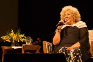 Alcione Instagram - Já está disponível, em todos os aplicativos de música, o álbum comemorativo aos 50 anos de carreira da Marrom, gravado no Theatro Municipal do Rio! (Equipe)

Brahma e Secretaria de Estado de Cultura e Economia Criativa do Rio de Janeiro, através da Lei de Incentivo à Cultura, apresentam: 

ALCIONE 50 ANOS 

O show, que também está na íntegra no YouTube da @biscoitofino por 72 horas, tem direção musical de Alexandre Menezes e geral de Solange Nazareth, traz um mosaico formatado por medleys com 65 músicas das mais diferentes fases da vitoriosa carreira de Alcione: “A Loba/Ou Ela, Ou Eu”, “Sufoco”, “Meu Ébano”, “Estranha Loucura”, “Você Me Vira a Cabeça”, “Além da Cama”, “Garoto Maroto”, “Faz Uma Loucura Por Mim”, “Nem Morta”, “Gostoso Veneno” e muitas outras! 

Além da Banda do Sol que a acompanha por décadas, integrantes da Orquestra Sinfônica  Maré do Amanhã, dançarinos da Academia Marcello Chocolate e Sheila Aquino e da Cia. Cenarte Dimensões; além, é claro, da Estação Primeira de Mangueira, fizeram parte da gravação. 

O espetáculo que deu origem ao novo DVD da cantora abriu ao som eletrizante do Ilé Àṣẹ Ọbalúwáiyé Jagun, casa do Pai Celinho de Omolu, e com a voz poderosa de Maria Bethânia que estava na plateia) recitando os versos da autobiográfica "Resumo" (música de Roberto Correa e Sylvio Son). 

"Alcione 50 Anos" não é apenas o álbum que celebra o cinquentenário de carreira dessa artista que é sinônimo de brasilidade. Conta uma história de sucesso construída com muito trabalho e norteada por um amor extremo ao ofício. -"Cantar é ofício e paixão. E só tenho a agradecer àqueles que me auxiliaram, conduziram-me até aqui. Agradeço, principalmente, aos fãs. Sem eles não existiriam artistas", resume Alcione.