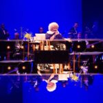 Alcione Instagram – Já está disponível, em todos os aplicativos de música, o álbum comemorativo aos 50 anos de carreira da Marrom, gravado no Theatro Municipal do Rio! (Equipe)

Brahma e Secretaria de Estado de Cultura e Economia Criativa do Rio de Janeiro, através da Lei de Incentivo à Cultura, apresentam: 

ALCIONE 50 ANOS 

O show, que também está na íntegra no YouTube da @biscoitofino por 72 horas, tem direção musical de Alexandre Menezes e geral de Solange Nazareth, traz um mosaico formatado por medleys com 65 músicas das mais diferentes fases da vitoriosa carreira de Alcione: “A Loba/Ou Ela, Ou Eu”, “Sufoco”, “Meu Ébano”, “Estranha Loucura”, “Você Me Vira a Cabeça”, “Além da Cama”, “Garoto Maroto”, “Faz Uma Loucura Por Mim”, “Nem Morta”, “Gostoso Veneno” e muitas outras! 

Além da Banda do Sol que a acompanha por décadas, integrantes da Orquestra Sinfônica  Maré do Amanhã, dançarinos da Academia Marcello Chocolate e Sheila Aquino e da Cia. Cenarte Dimensões; além, é claro, da Estação Primeira de Mangueira, fizeram parte da gravação. 

O espetáculo que deu origem ao novo DVD da cantora abriu ao som eletrizante do Ilé Àṣẹ Ọbalúwáiyé Jagun, casa do Pai Celinho de Omolu, e com a voz poderosa de Maria Bethânia que estava na plateia) recitando os versos da autobiográfica “Resumo” (música de Roberto Correa e Sylvio Son). 

“Alcione 50 Anos” não é apenas o álbum que celebra o cinquentenário de carreira dessa artista que é sinônimo de brasilidade. Conta uma história de sucesso construída com muito trabalho e norteada por um amor extremo ao ofício. -“Cantar é ofício e paixão. E só tenho a agradecer àqueles que me auxiliaram, conduziram-me até aqui. Agradeço, principalmente, aos fãs. Sem eles não existiriam artistas”, resume Alcione.