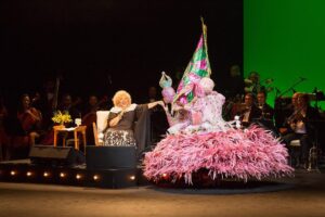 Alcione Instagram - Já está disponível, em todos os aplicativos de música, o álbum comemorativo aos 50 anos de carreira da Marrom, gravado no Theatro Municipal do Rio! (Equipe)

Brahma e Secretaria de Estado de Cultura e Economia Criativa do Rio de Janeiro, através da Lei de Incentivo à Cultura, apresentam: 

ALCIONE 50 ANOS 

O show, que também está na íntegra no YouTube da @biscoitofino por 72 horas, tem direção musical de Alexandre Menezes e geral de Solange Nazareth, traz um mosaico formatado por medleys com 65 músicas das mais diferentes fases da vitoriosa carreira de Alcione: “A Loba/Ou Ela, Ou Eu”, “Sufoco”, “Meu Ébano”, “Estranha Loucura”, “Você Me Vira a Cabeça”, “Além da Cama”, “Garoto Maroto”, “Faz Uma Loucura Por Mim”, “Nem Morta”, “Gostoso Veneno” e muitas outras! 

Além da Banda do Sol que a acompanha por décadas, integrantes da Orquestra Sinfônica  Maré do Amanhã, dançarinos da Academia Marcello Chocolate e Sheila Aquino e da Cia. Cenarte Dimensões; além, é claro, da Estação Primeira de Mangueira, fizeram parte da gravação. 

O espetáculo que deu origem ao novo DVD da cantora abriu ao som eletrizante do Ilé Àṣẹ Ọbalúwáiyé Jagun, casa do Pai Celinho de Omolu, e com a voz poderosa de Maria Bethânia que estava na plateia) recitando os versos da autobiográfica "Resumo" (música de Roberto Correa e Sylvio Son). 

"Alcione 50 Anos" não é apenas o álbum que celebra o cinquentenário de carreira dessa artista que é sinônimo de brasilidade. Conta uma história de sucesso construída com muito trabalho e norteada por um amor extremo ao ofício. -"Cantar é ofício e paixão. E só tenho a agradecer àqueles que me auxiliaram, conduziram-me até aqui. Agradeço, principalmente, aos fãs. Sem eles não existiriam artistas", resume Alcione.