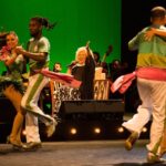 Alcione Instagram – Já está disponível, em todos os aplicativos de música, o álbum comemorativo aos 50 anos de carreira da Marrom, gravado no Theatro Municipal do Rio! (Equipe)

Brahma e Secretaria de Estado de Cultura e Economia Criativa do Rio de Janeiro, através da Lei de Incentivo à Cultura, apresentam: 

ALCIONE 50 ANOS 

O show, que também está na íntegra no YouTube da @biscoitofino por 72 horas, tem direção musical de Alexandre Menezes e geral de Solange Nazareth, traz um mosaico formatado por medleys com 65 músicas das mais diferentes fases da vitoriosa carreira de Alcione: “A Loba/Ou Ela, Ou Eu”, “Sufoco”, “Meu Ébano”, “Estranha Loucura”, “Você Me Vira a Cabeça”, “Além da Cama”, “Garoto Maroto”, “Faz Uma Loucura Por Mim”, “Nem Morta”, “Gostoso Veneno” e muitas outras! 

Além da Banda do Sol que a acompanha por décadas, integrantes da Orquestra Sinfônica  Maré do Amanhã, dançarinos da Academia Marcello Chocolate e Sheila Aquino e da Cia. Cenarte Dimensões; além, é claro, da Estação Primeira de Mangueira, fizeram parte da gravação. 

O espetáculo que deu origem ao novo DVD da cantora abriu ao som eletrizante do Ilé Àṣẹ Ọbalúwáiyé Jagun, casa do Pai Celinho de Omolu, e com a voz poderosa de Maria Bethânia que estava na plateia) recitando os versos da autobiográfica “Resumo” (música de Roberto Correa e Sylvio Son). 

“Alcione 50 Anos” não é apenas o álbum que celebra o cinquentenário de carreira dessa artista que é sinônimo de brasilidade. Conta uma história de sucesso construída com muito trabalho e norteada por um amor extremo ao ofício. -“Cantar é ofício e paixão. E só tenho a agradecer àqueles que me auxiliaram, conduziram-me até aqui. Agradeço, principalmente, aos fãs. Sem eles não existiriam artistas”, resume Alcione.