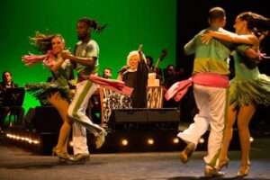 Alcione Instagram - Já está disponível, em todos os aplicativos de música, o álbum comemorativo aos 50 anos de carreira da Marrom, gravado no Theatro Municipal do Rio! (Equipe)

Brahma e Secretaria de Estado de Cultura e Economia Criativa do Rio de Janeiro, através da Lei de Incentivo à Cultura, apresentam: 

ALCIONE 50 ANOS 

O show, que também está na íntegra no YouTube da @biscoitofino por 72 horas, tem direção musical de Alexandre Menezes e geral de Solange Nazareth, traz um mosaico formatado por medleys com 65 músicas das mais diferentes fases da vitoriosa carreira de Alcione: “A Loba/Ou Ela, Ou Eu”, “Sufoco”, “Meu Ébano”, “Estranha Loucura”, “Você Me Vira a Cabeça”, “Além da Cama”, “Garoto Maroto”, “Faz Uma Loucura Por Mim”, “Nem Morta”, “Gostoso Veneno” e muitas outras! 

Além da Banda do Sol que a acompanha por décadas, integrantes da Orquestra Sinfônica  Maré do Amanhã, dançarinos da Academia Marcello Chocolate e Sheila Aquino e da Cia. Cenarte Dimensões; além, é claro, da Estação Primeira de Mangueira, fizeram parte da gravação. 

O espetáculo que deu origem ao novo DVD da cantora abriu ao som eletrizante do Ilé Àṣẹ Ọbalúwáiyé Jagun, casa do Pai Celinho de Omolu, e com a voz poderosa de Maria Bethânia que estava na plateia) recitando os versos da autobiográfica "Resumo" (música de Roberto Correa e Sylvio Son). 

"Alcione 50 Anos" não é apenas o álbum que celebra o cinquentenário de carreira dessa artista que é sinônimo de brasilidade. Conta uma história de sucesso construída com muito trabalho e norteada por um amor extremo ao ofício. -"Cantar é ofício e paixão. E só tenho a agradecer àqueles que me auxiliaram, conduziram-me até aqui. Agradeço, principalmente, aos fãs. Sem eles não existiriam artistas", resume Alcione.