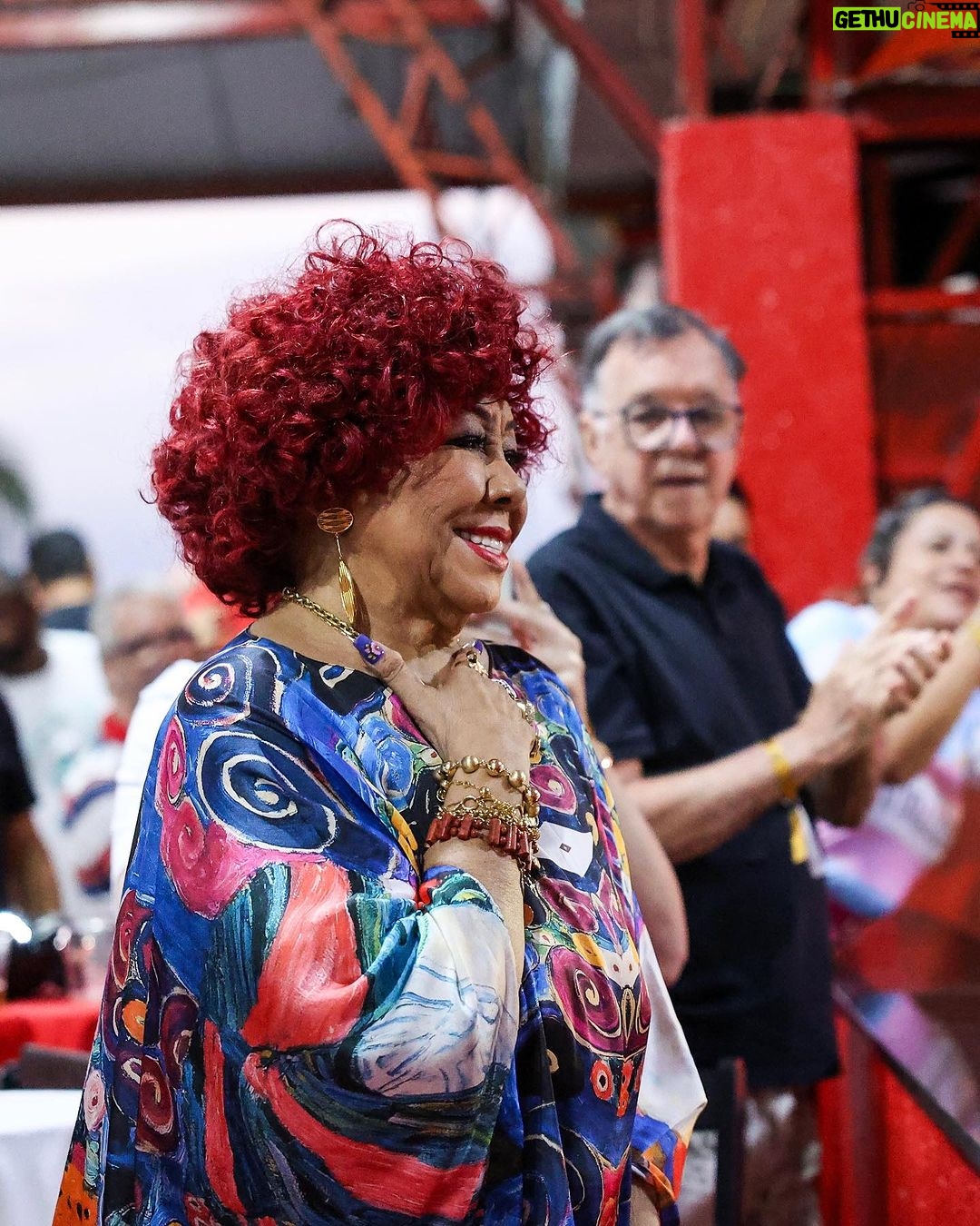 Alcione Instagram - Presença ilustre e muito especial! ✨ A super Alcione está presente em nossa quadra para prestigiar a Feijoada da Viradouro. O evento conta com a participação da coirmã @mangueira_oficial, escola de coração da cantora, que levará para a Sapucaí o enredo "A Negra Voz do Amanhã", em sua homenagem no Carnaval 2024. Que honra, Marrom!🤎 A casa é sua! ❤️ 📸 @ep_ewerton Unidos do Viradouro