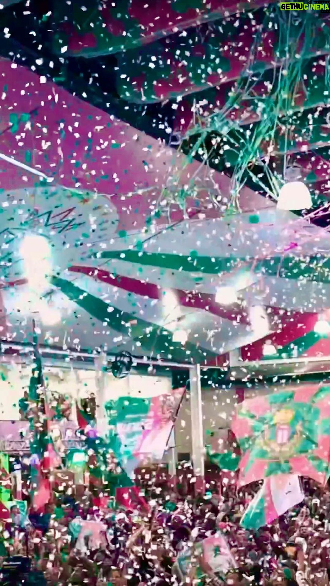 Alcione Instagram - “Meu Palácio tem Rainha E não é uma qualquer “Arreda homem que aí vem mulher” Verde e Rosa dinastia Pra honrar meus ancestrais Aqui o Samba não morrerá jamais” Com esse refrão, a @mangueira_oficial levará a vida de Alcione para a Sapucaí no Carnaval de 2024! A parceria de Lequinho, Júnior Fionda, Gabriel Machado, Fadico, Guilherme Sá e Paulinho Bandolim ganhou a disputada safra de lindos Sambas em homenagem à Marrom! (Equipe) Vídeo @raphaavz
