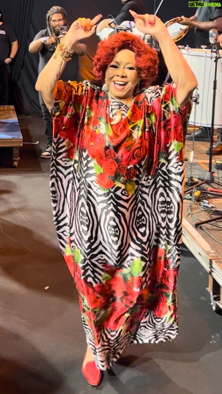 Alcione Instagram - “Você não samba, mas tem que aplaudir!!!!” Encontro mais do que especial com meus queridos amigos do @grupofundodequintal, o maior e melhor Grupo de Samba de todos os tempos! (Alcione) São José dos Campos