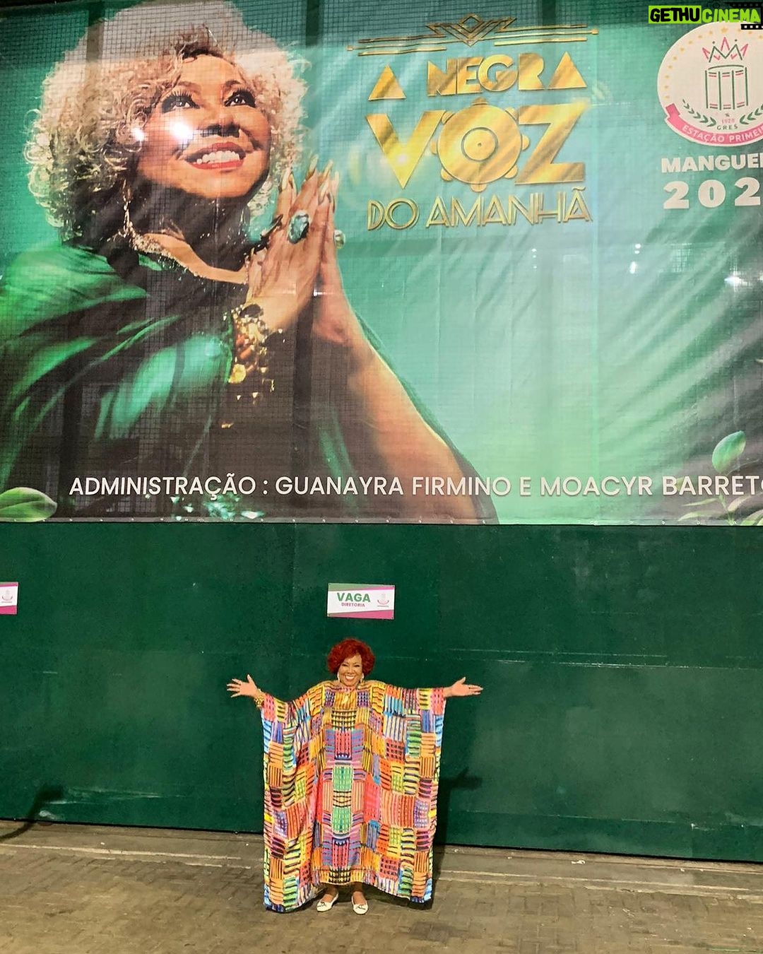 Alcione Instagram - Barracão de cara nova e com a aprovação da nossa Marrom. E aí, curtiram? Em 2024, a Mangueira levará pra Avenida ‘A Negra Voz do Amanhã’, enredo que irá homenagear uma das maiores cantoras do país, Alcione. Bora fazer um carnaval inesquecível! #mangueira Estação Primeira de Mangueira
