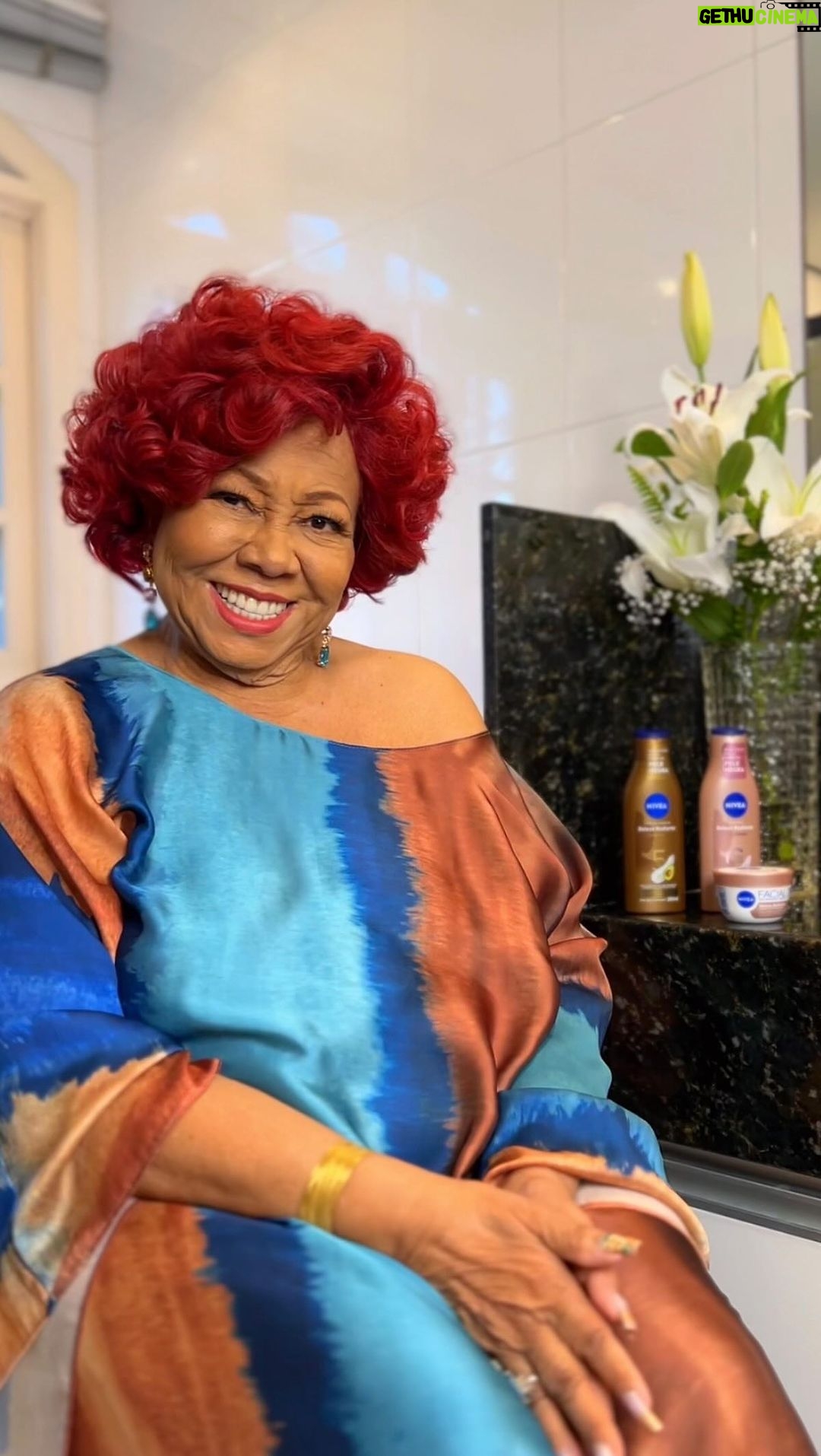 Alcione Instagram - Vocês conhecem a linha Beleza Radiante? Ela foi feita especialmente para a beleza da pele negra e é a primeira linha da @niveabrasil criada com esse objetivo. Aqui eu falo um pouco sobre como eu cuido da minha pele e de como minha ancestralidade erradia minha beleza. A nossa pele é a nossa identidade. A cor da minha, virou até meu nome. Eu sou a Marrom! Conheça já a linha e apaixone-se, como eu! (Alcione) #NIVEABrasil #BelezaRadiante #publi