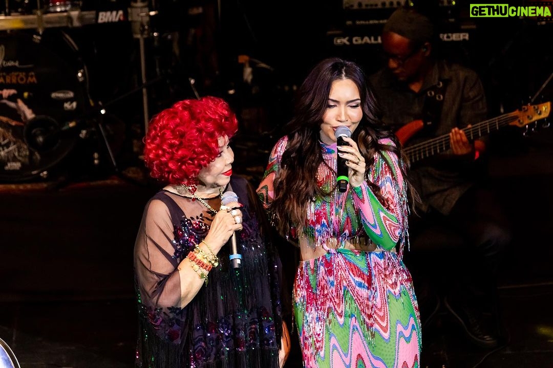 Alcione Instagram - Duas noites para ficar em minha memória e em meu coração para sempre com minha mãe e amiga @alcioneamarrom ❤️✨ Uma mãe que o samba me deu, uma das principais referências em minha trajetória artística. Com você eu aprendo a cada dia sobre a importância de retribuir o que a arte nos proporciona, seja na entrega de um show, nas ações sociais quanto na vida! Uma mulher que sabe o quanto é necessário e importante o empoderamento nos dias atuais principalmente no samba. Que prazer cantar com você! Cantar para seus fãs, um público tão bonito e tão seleto numa casa incrível como o @vivoriorj Obrigada à toda familia @ju_nazareth, @lenocadnazareth, @17ivonenazareth, @solangenazareth, @carlosmarao, @sylvianazareth, @luannacarvalhoc e à incrível produtora @veraamil pelo carinho e atenção, obrigada maestro @alxmenezes, ao @alvinhosantosmusico e à banda do Sol pelos lindos arranjos em nossas canções. Gratidão é um dos sentimentos mais bonitos que podemos carregar no coração e por isso sempre serei grata a você. Você faz a diferença em minha vida querida. Aliás, em nossas vidas. E por todo amor de sempre com nossa amizade. Eu amo muito você ❤️ fotos: @danipinheirofoto e @eliseufiuza Vivo Rio