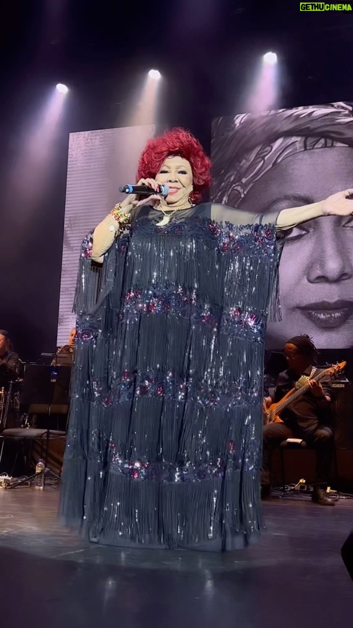 Alcione Instagram - A X É: “Tem Dendê” e “Figa de Guiné” diretamente do palco do @vivoriorj! O single já está disponível em todos os aplicativos de música e assista o clipe agora mesmo no canal da @biscoitofino no YouTube! (Equipe) Vivo Rio