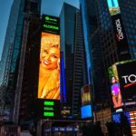 Alcione Instagram - Marrom na Times Square!!!! Alcione e mulheres icônicas para serem ouvidas no volume máximo! Nossa cantora é o destaque de Outubro para campanha Equal do Spotify. Agradecimentos aos parceiros @spotifybrasil @biscoitofino e @theorchardbr! (Equipe)