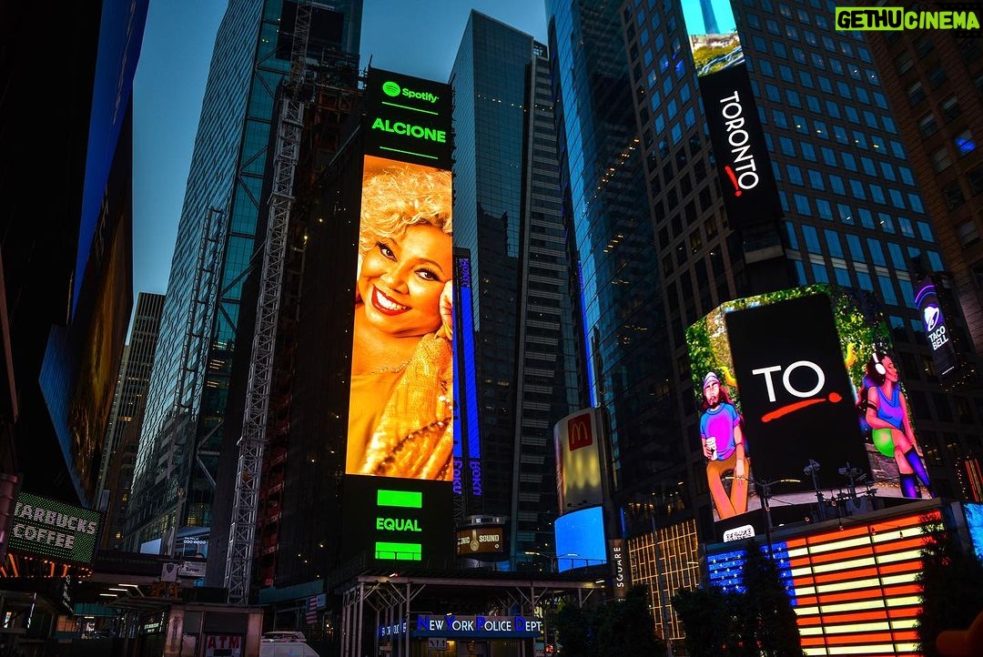 Alcione Instagram - Marrom na Times Square!!!! Alcione e mulheres icônicas para serem ouvidas no volume máximo! Nossa cantora é o destaque de Outubro para campanha Equal do Spotify. Agradecimentos aos parceiros @spotifybrasil @biscoitofino e @theorchardbr! (Equipe)