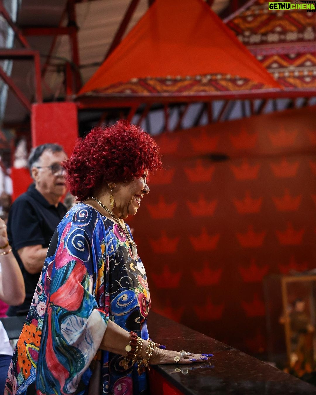 Alcione Instagram - Presença ilustre e muito especial! ✨ A super Alcione está presente em nossa quadra para prestigiar a Feijoada da Viradouro. O evento conta com a participação da coirmã @mangueira_oficial, escola de coração da cantora, que levará para a Sapucaí o enredo "A Negra Voz do Amanhã", em sua homenagem no Carnaval 2024. Que honra, Marrom!🤎 A casa é sua! ❤️ 📸 @ep_ewerton Unidos do Viradouro