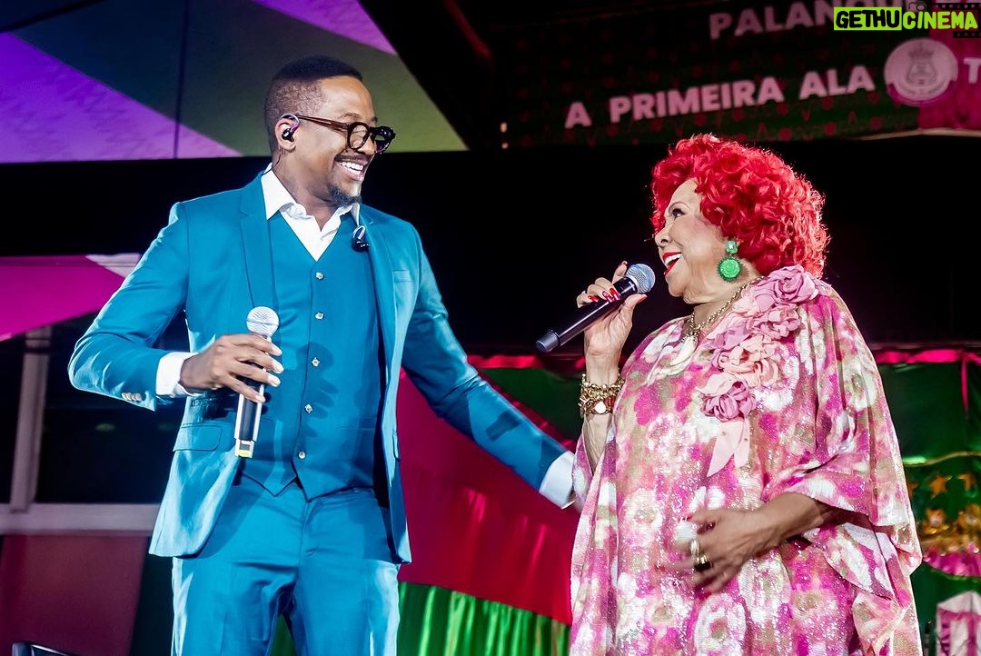 Alcione Instagram - Que sorte a minha ter os amigos que tenho e alguns deles estarem no meu #SomBrasil… Minha irmã @lecibrandao, amigas desde o início das nossas carreiras, quantas histórias já vivemos juntas. Você mora no meu coração sempre e para sempre! A Velha Guarda da @mangueira_oficial é a realeza da nossa escola, majestades! @diogonogueira_oficial é um dos filhos que a Música me deu! A continuação de uma das linhagens mais nobres do Samba. João Nogueira era mais que amigo, era um irmão. Quanto orgulho tenho em ver que Diogo continua levando seu legado com respeito e retidão! Outra filha que a Música me deu é @lucianamello. Jair Rodrigues foi quem me levou para o disco, meu padrinho! Obrigada pelo seu carinho de sempre, minha filha! Obrigada por emprestar seu talento para esse especial! @mumuzinho é o maior show man do Brasil dos novos tempos. Seu talento e carisma são verdadeiros patrimônios culturais desse país! Como dizemos no Maranhão: “ô piqueno danado!” @luedjiluna é daquelas artistas que vieram para ficar. A ancestralidade pulsante em sua áurea, reverbera em sua linda voz! Obrigada a todos vocês pela presença! Essa Marrom aqui, AMA vocês!!!! (Alcione)