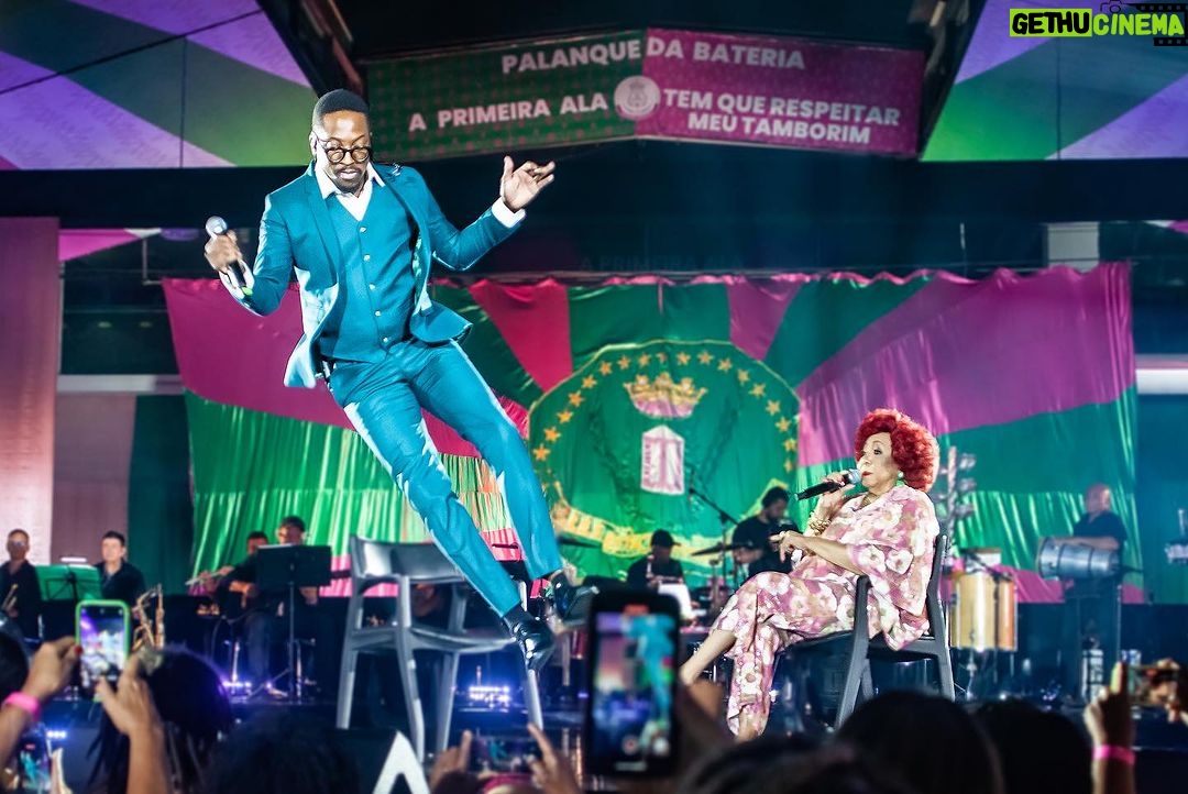 Alcione Instagram - Que sorte a minha ter os amigos que tenho e alguns deles estarem no meu #SomBrasil… Minha irmã @lecibrandao, amigas desde o início das nossas carreiras, quantas histórias já vivemos juntas. Você mora no meu coração sempre e para sempre! A Velha Guarda da @mangueira_oficial é a realeza da nossa escola, majestades! @diogonogueira_oficial é um dos filhos que a Música me deu! A continuação de uma das linhagens mais nobres do Samba. João Nogueira era mais que amigo, era um irmão. Quanto orgulho tenho em ver que Diogo continua levando seu legado com respeito e retidão! Outra filha que a Música me deu é @lucianamello. Jair Rodrigues foi quem me levou para o disco, meu padrinho! Obrigada pelo seu carinho de sempre, minha filha! Obrigada por emprestar seu talento para esse especial! @mumuzinho é o maior show man do Brasil dos novos tempos. Seu talento e carisma são verdadeiros patrimônios culturais desse país! Como dizemos no Maranhão: “ô piqueno danado!” @luedjiluna é daquelas artistas que vieram para ficar. A ancestralidade pulsante em sua áurea, reverbera em sua linda voz! Obrigada a todos vocês pela presença! Essa Marrom aqui, AMA vocês!!!! (Alcione)