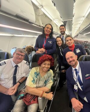 Alcione Instagram - Para nós que vivemos na estrada, é muito bom quando encontramos uma equipe competente e atenciosa quanto a do Comandante Alexandre Zi (Russo) @alexandrezi999, que me trouxe para casa hoje! (Alcione)