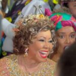 Alcione Instagram - Presença mais do que especial! @alcioneamarrom entregou voz e simpatia no início do desfile da @mangueira_oficial, escola que vem homenageando a cantora com o enredo “A Negra Voz do Amanhã”.💖💚 🎥: @nandadesousa / @fmodia
