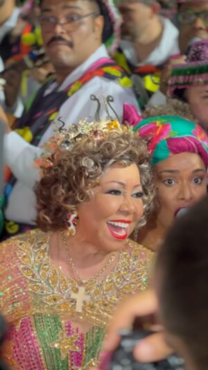 Alcione Instagram - Presença mais do que especial! @alcioneamarrom entregou voz e simpatia no início do desfile da @mangueira_oficial, escola que vem homenageando a cantora com o enredo “A Negra Voz do Amanhã”.💖💚

🎥: @nandadesousa / @fmodia