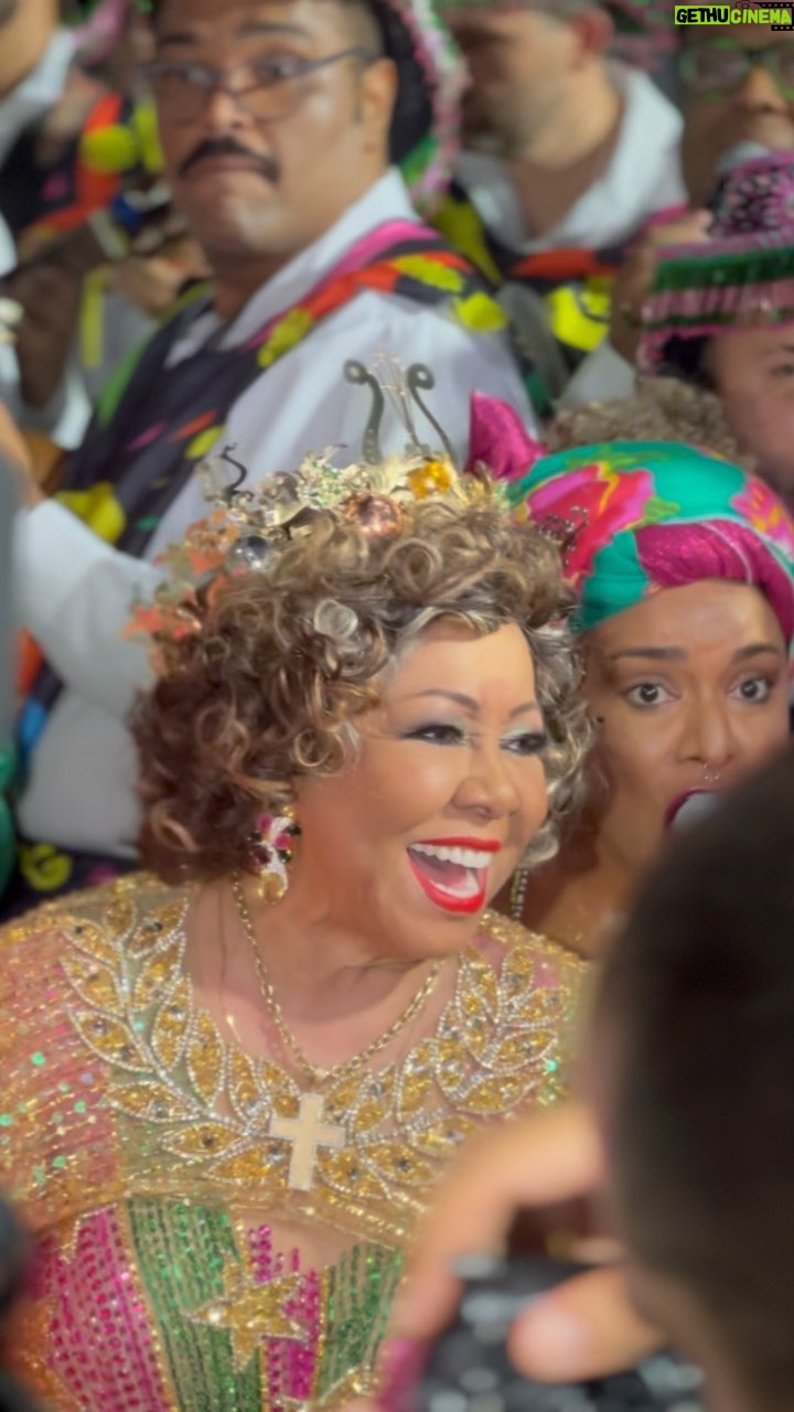 Alcione - 50.5K Likes - Presença mais do que especial! @alcioneamarrom entregou voz e simpatia no início do desfile da @mangueira_oficial, escola que vem homenageando a cantora com o enredo “A Negra Voz do Amanhã”.💖💚
🎥: @nandadesousa / @fmodia