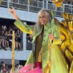 Alcione Instagram - #CARNAVAL 💫 Ela veio! 😍 Maria Bethânia marca presença na homenagem da @mangueira_oficial a @alcioneamarrom ❤️ #Globeleza