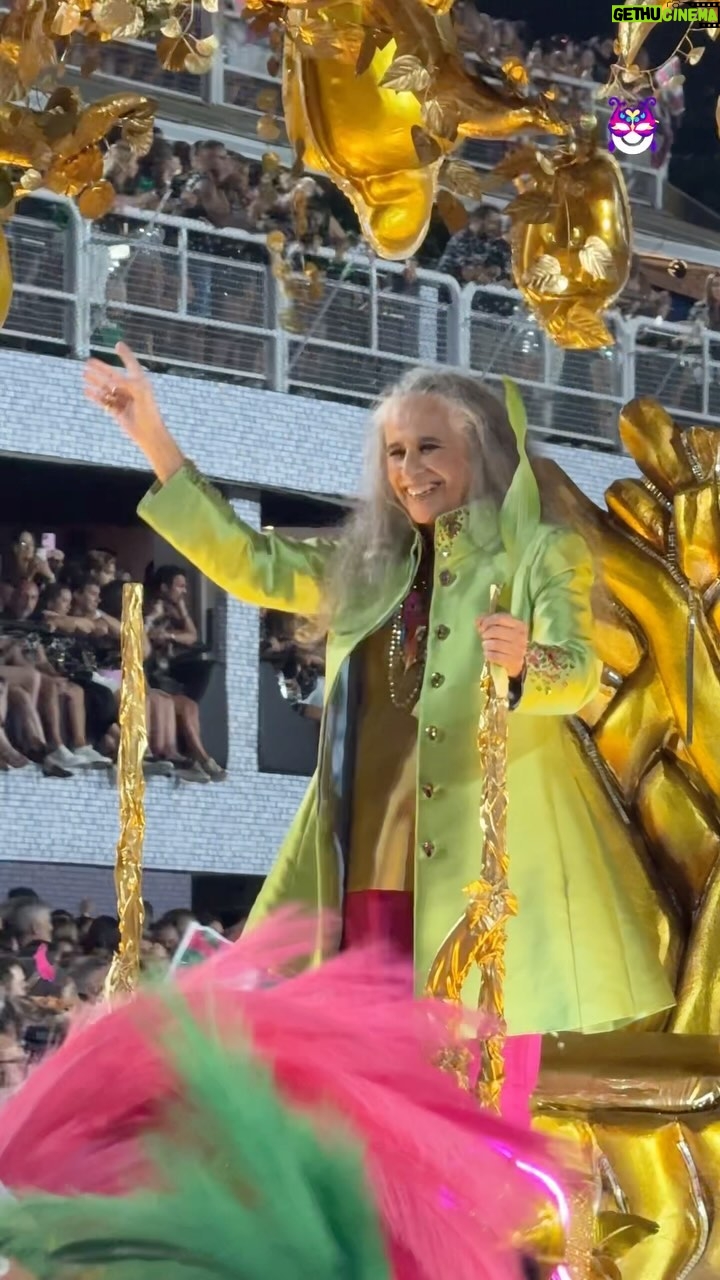 Alcione - 58.8K Likes - #CARNAVAL 💫 Ela veio! 😍 Maria Bethânia marca presença na homenagem da @mangueira_oficial a @alcioneamarrom ❤️ #Globeleza