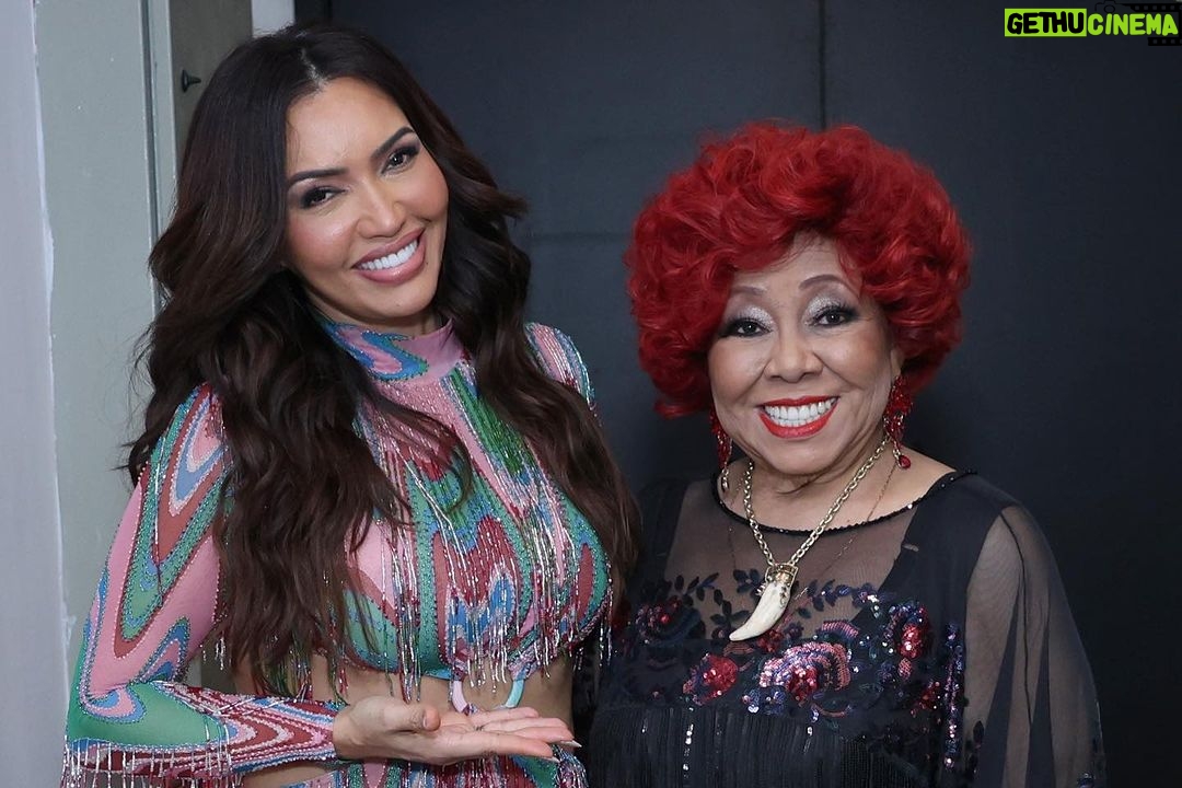 Alcione Instagram - Duas noites para ficar em minha memória e em meu coração para sempre com minha mãe e amiga @alcioneamarrom ❤️✨ Uma mãe que o samba me deu, uma das principais referências em minha trajetória artística. Com você eu aprendo a cada dia sobre a importância de retribuir o que a arte nos proporciona, seja na entrega de um show, nas ações sociais quanto na vida! Uma mulher que sabe o quanto é necessário e importante o empoderamento nos dias atuais principalmente no samba. Que prazer cantar com você! Cantar para seus fãs, um público tão bonito e tão seleto numa casa incrível como o @vivoriorj Obrigada à toda familia @ju_nazareth, @lenocadnazareth, @17ivonenazareth, @solangenazareth, @carlosmarao, @sylvianazareth, @luannacarvalhoc e à incrível produtora @veraamil pelo carinho e atenção, obrigada maestro @alxmenezes, ao @alvinhosantosmusico e à banda do Sol pelos lindos arranjos em nossas canções. Gratidão é um dos sentimentos mais bonitos que podemos carregar no coração e por isso sempre serei grata a você. Você faz a diferença em minha vida querida. Aliás, em nossas vidas. E por todo amor de sempre com nossa amizade. Eu amo muito você ❤️ fotos: @danipinheirofoto e @eliseufiuza Vivo Rio